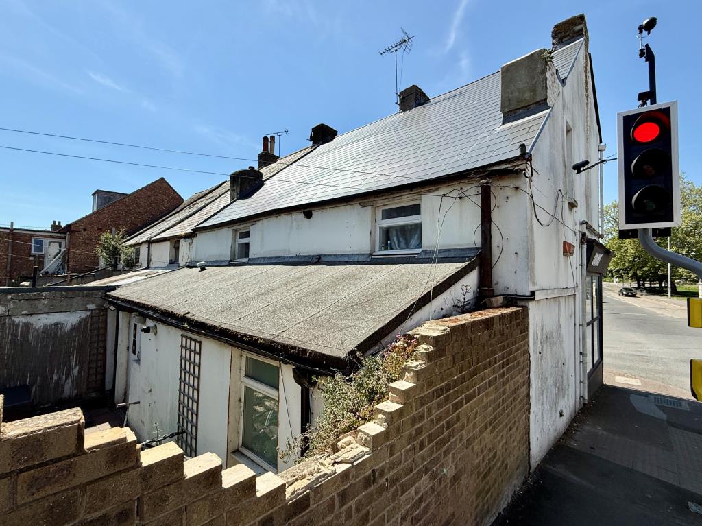 Lot: 63 - VACANT SHOP AND FLAT FOR INVESTMENT - Rear